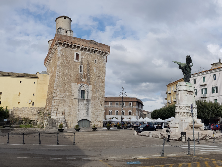 Piazza_Castello e Rocca_dei_Rettori di Benevento