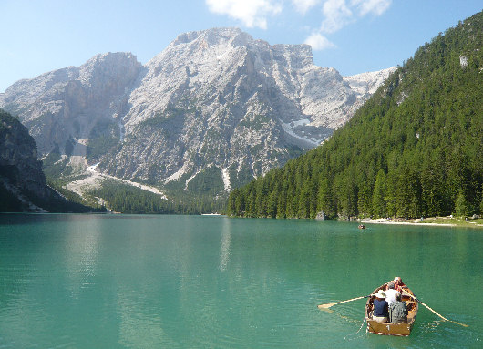 Barca al Lago di Braies