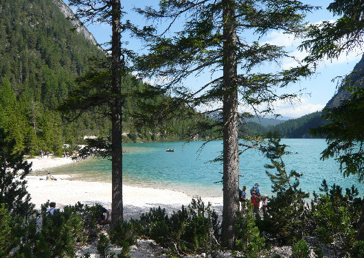 Lago di Braies con spiaggia