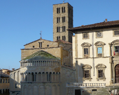 Arezzo Piazza Grande Polittico e Crocifisso