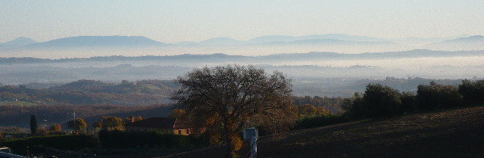 Campagna invernale con nebbia fuori Chianciano Terme