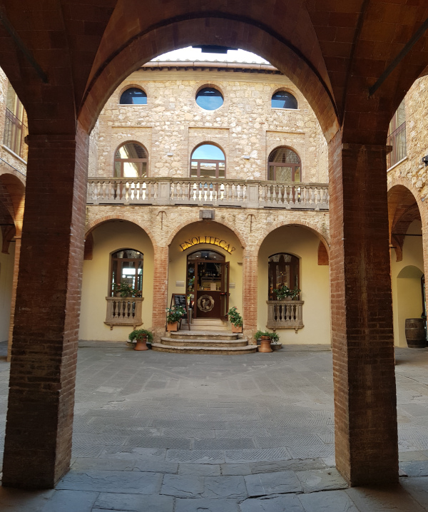 Interno Fortezza di Montepulciano con Enoteca