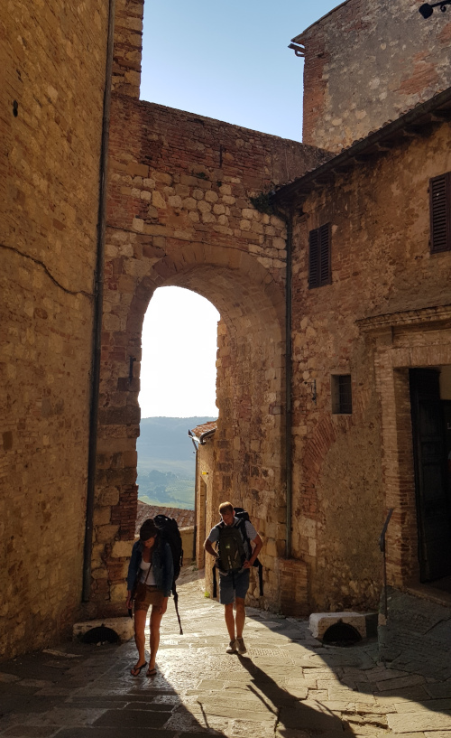 Una porta in centro storico di Montepulciano