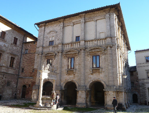 Montepulciano: Palazzo Tarugi e Pozzo dei Grifi e dei Leoni