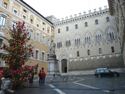 Siena: Piazza Salimbeni