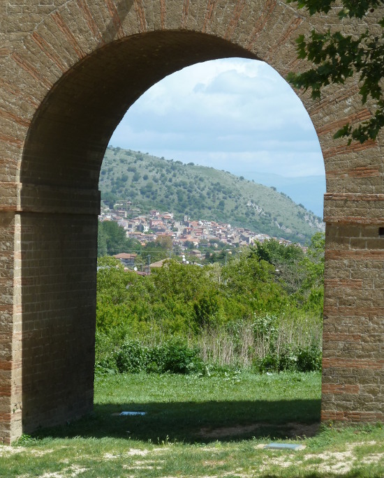 Veduta di Valle di Maddaloni dall'Acquedotto Carolino di Vanvitelli