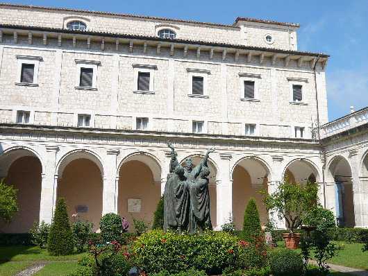 Chiostro d'ingresso dell'Abbazia di Montecassino