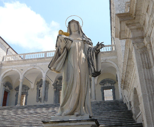 Statua di Santa Scolastica