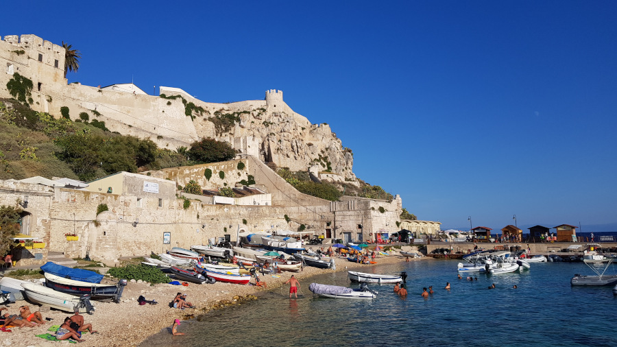 Porto di San_Nicola con spiaggia alle Tremiti