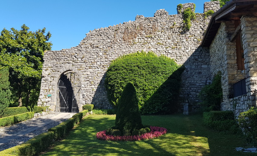 Ingresso al Castello di Monasterolo del Castello