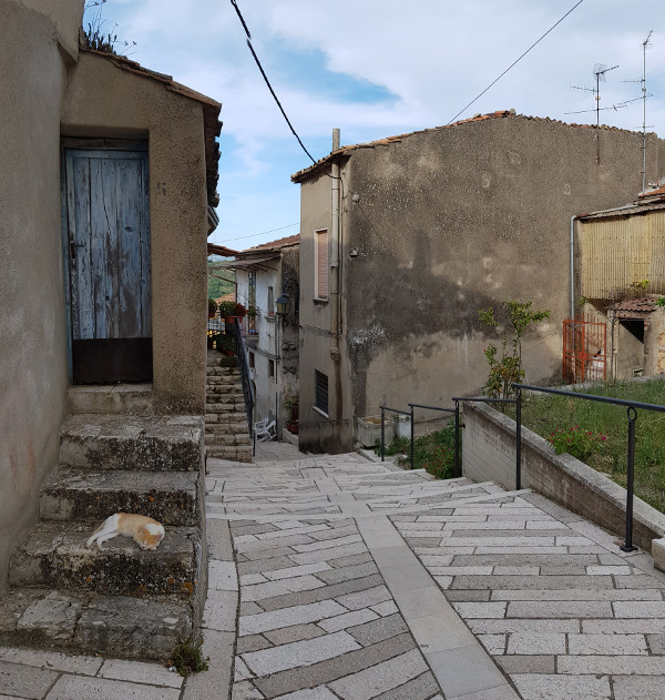 Centro storico di Pesco Sannita: via Camenale