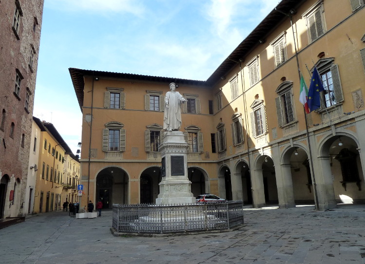 Prato Statua di Datini in Piazza Comune