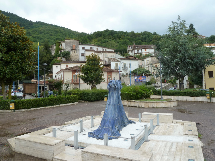 Piazza nuova con fontana Santo_Stefano del Sole