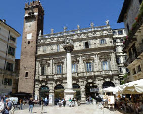 Palazzo Maffei e il leone marciano in piazza Erbe di Verona