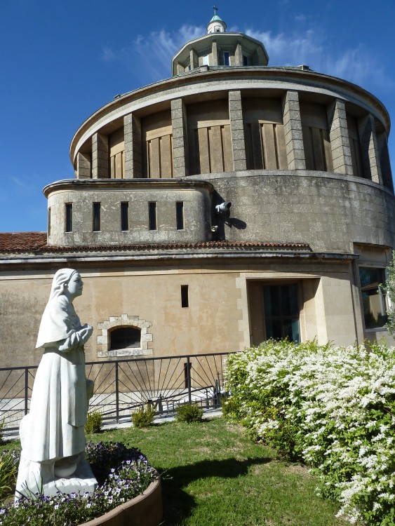 Santa_Bernadetta nel Santuario Lurdes di Verona