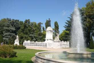 Piazza_Virgiliana di Mantova e monumento a Virgilio