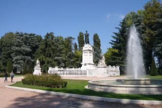 Piazza_Virgiliana di Mantova e monumento a Virgilio