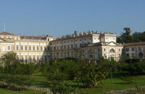 Foto della Villa Reale di Monza vista dal giardino delle rose