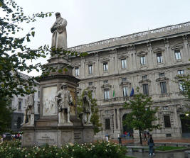 Statua Leonardo_Da_Vinci in PiazzadellaScala Milano