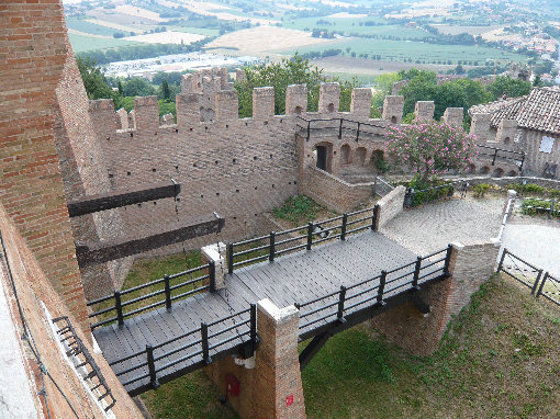 Porta d'ingresso vista dal Castello