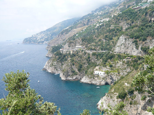 Costiera amalfitana all'altezza della Grotta dello Smeraldo