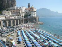 Spiaggia di Atrani con lo scoglio a Pizzo