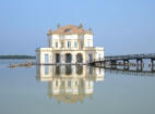 Casetta Valvitelliana al centro del lago.