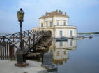 Casetta Valvitelliana al centro del lago.