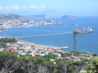 Pozzuoli con l'isola di Nisida sullo sfondo