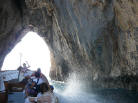 Passaggio nel buco del Faraglione di Capri