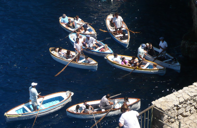 Barche all'ingresso grotta_azzurra Capri