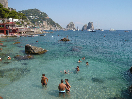 Capri: spiaggia di Marina Piccola con i faraglioni