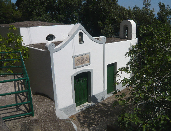 Foto della Chiesetta lungo la Scala Fenicia di Capri