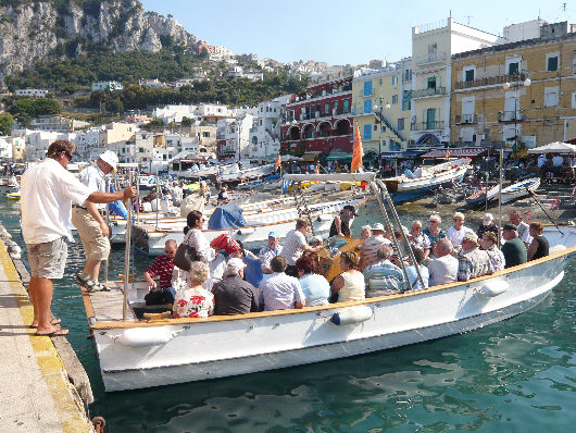 Una barca del giro dell'isola di capri