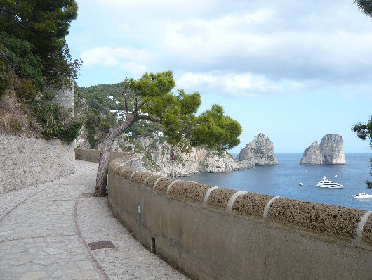 Capri: Via Krupp con vista dei Faraglioni