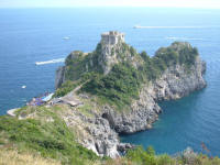 Sperone roccioso con torre di Conca dei Marini