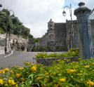 Fontana con fiori a Conca dei Marini