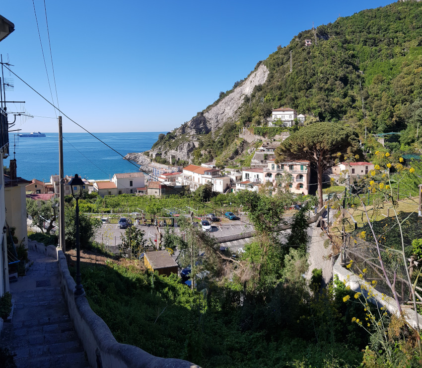 Discesa al borgo di Erchie