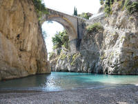 Ponte sul fiordo di Furore