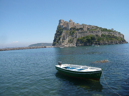 Il Castello Aragonese di Ischia visto dal borgo Ischia Ponte