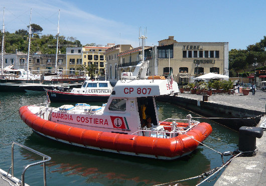 Imbarcazione della Guardia Costiera nel Porto di Ischia