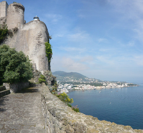 Veduta dal Terrazzo degli ulivi del Castello Aragonese