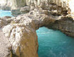 Arco naturale della spiaggia di Mitigliano