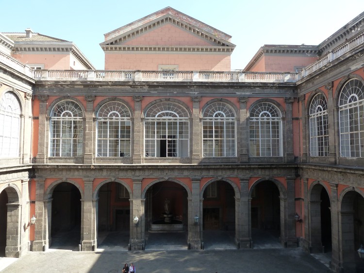 Cappella Reale e cortile interno del Palazzo_Reale di Napoli