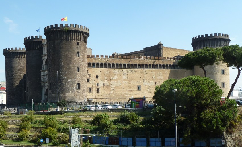 Maschio Angioino visto dal Palazzo_Reale_di_Napoli