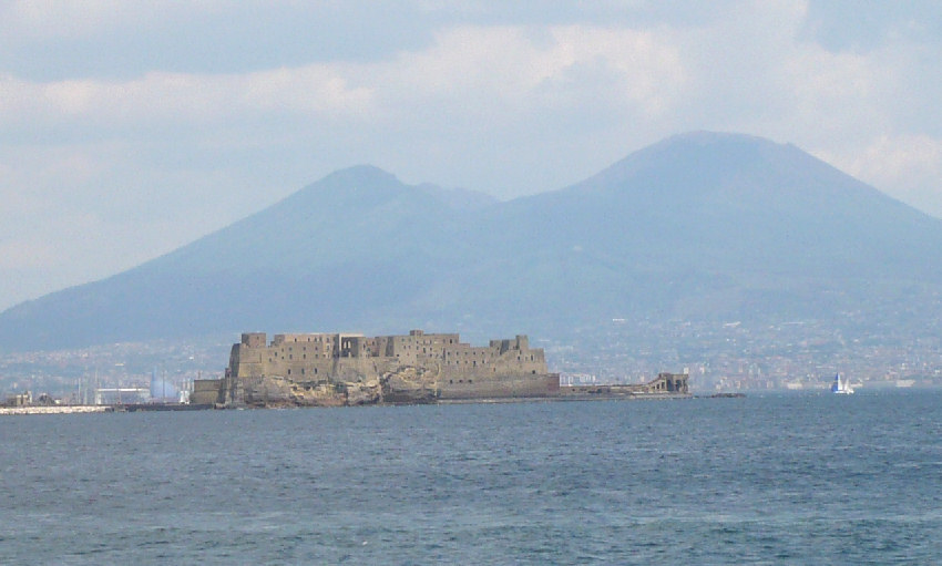 Castel dell'Ovo e Vesuvio