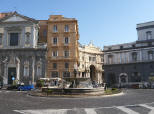 Piazza Tieste e Trento con ingresso Galleria Umberto I