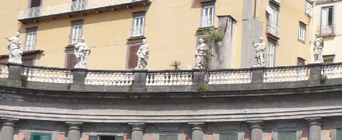 Alcune delle 26 statue sul emiciclo di Piazza Dante