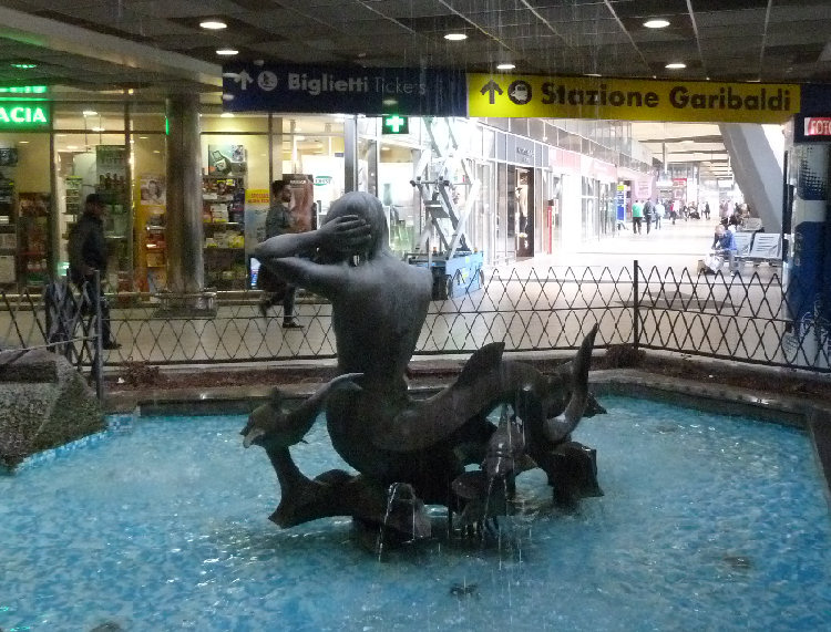 Interno della stazione centrale di Napoli