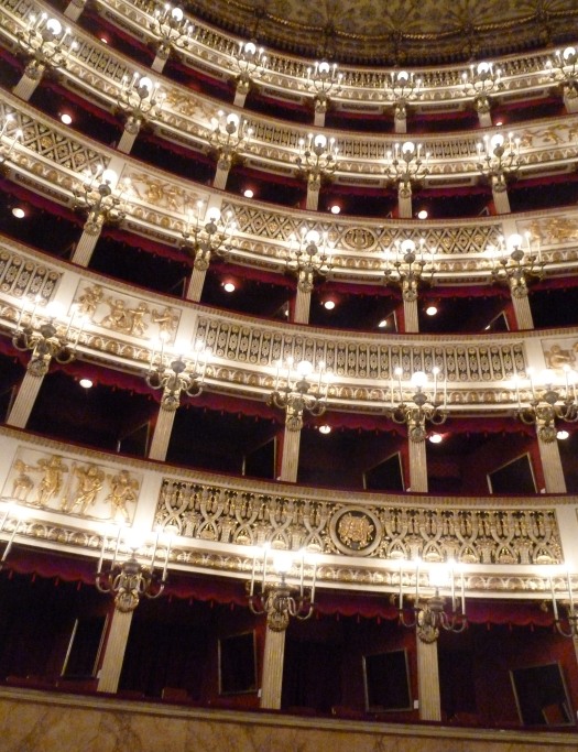 Teatro San_Carlo architettura a ferro di cavallo